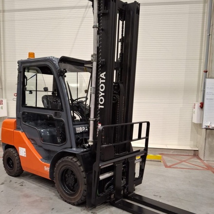 Дизельний навантажувач Toyota 02-8FDF30